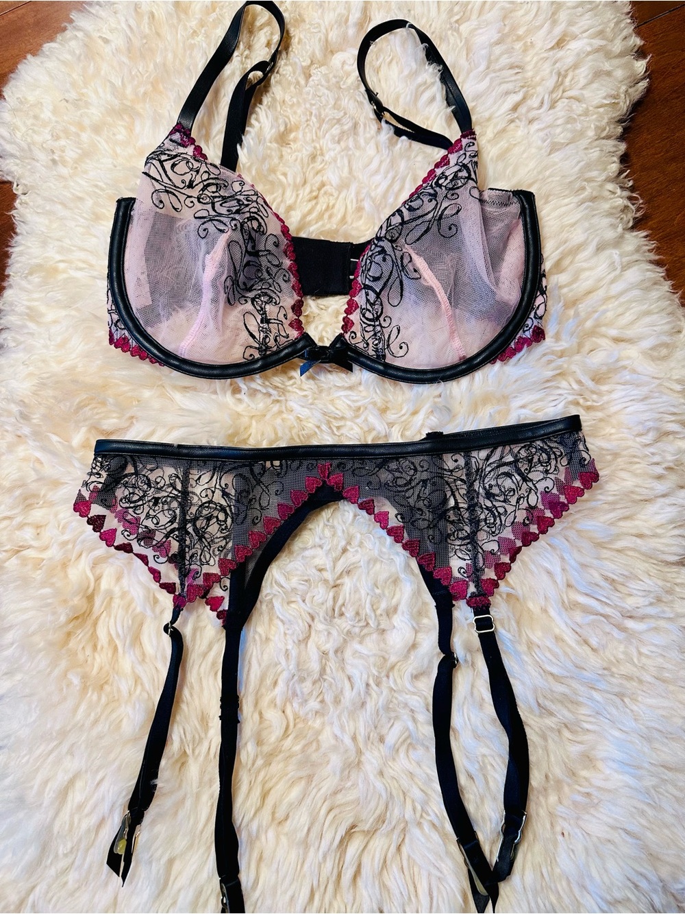ctoria Secret Very Sexy Unlined Embroidered Heart Demi Bra Garter Set 32DD